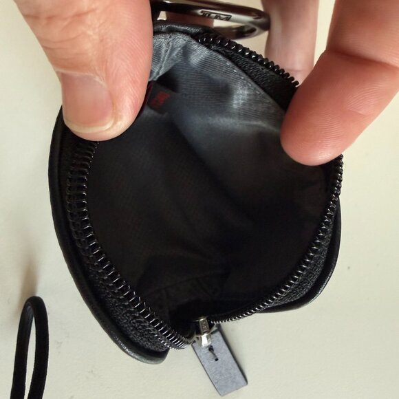 TUMI Black Leather Mini Pouch with Gunmetal Carabiner Clip — AirPods / Key Case - Picture 2 of 5